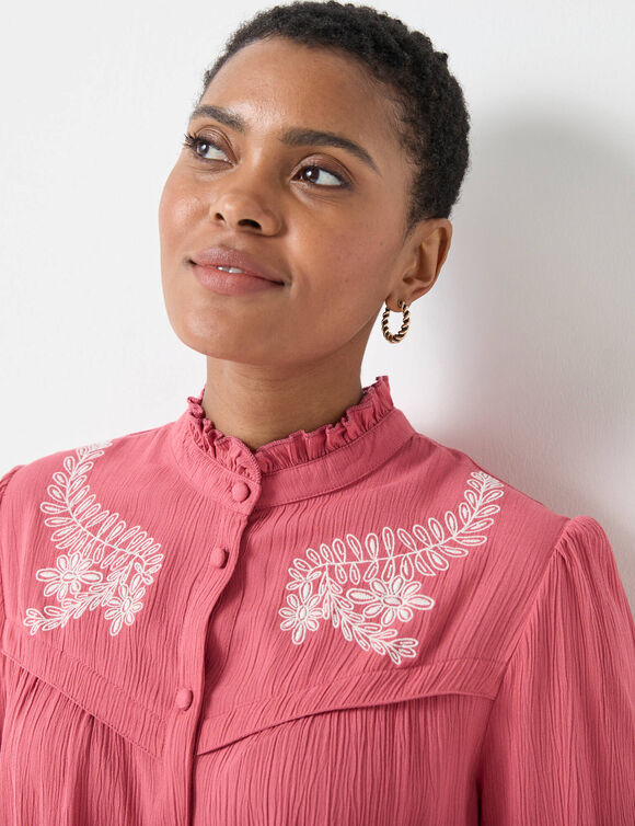 Chemisier brodé col volanté, crépon (bois de rose / écru) Chemisier brodé col volanté, crépon (bois de rose / écru)